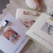 Zaproszenia kwadratowe na chrzest roczek urodziny ze wstażka i dżetem oraz zdjęciem dziecka